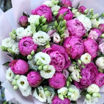 Букет з півоній та еустоми